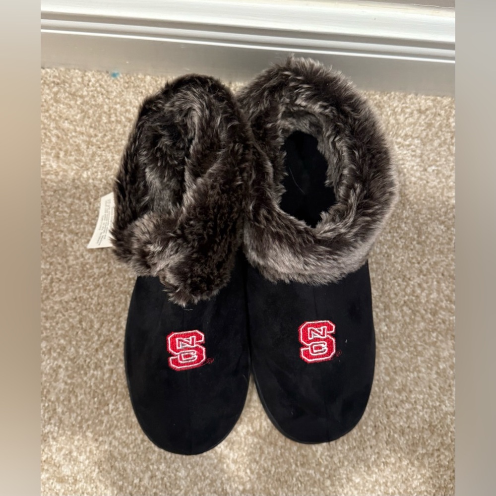 NWT Cozy Black Slippers with Faux Fur Lining - Picture 4 of 4